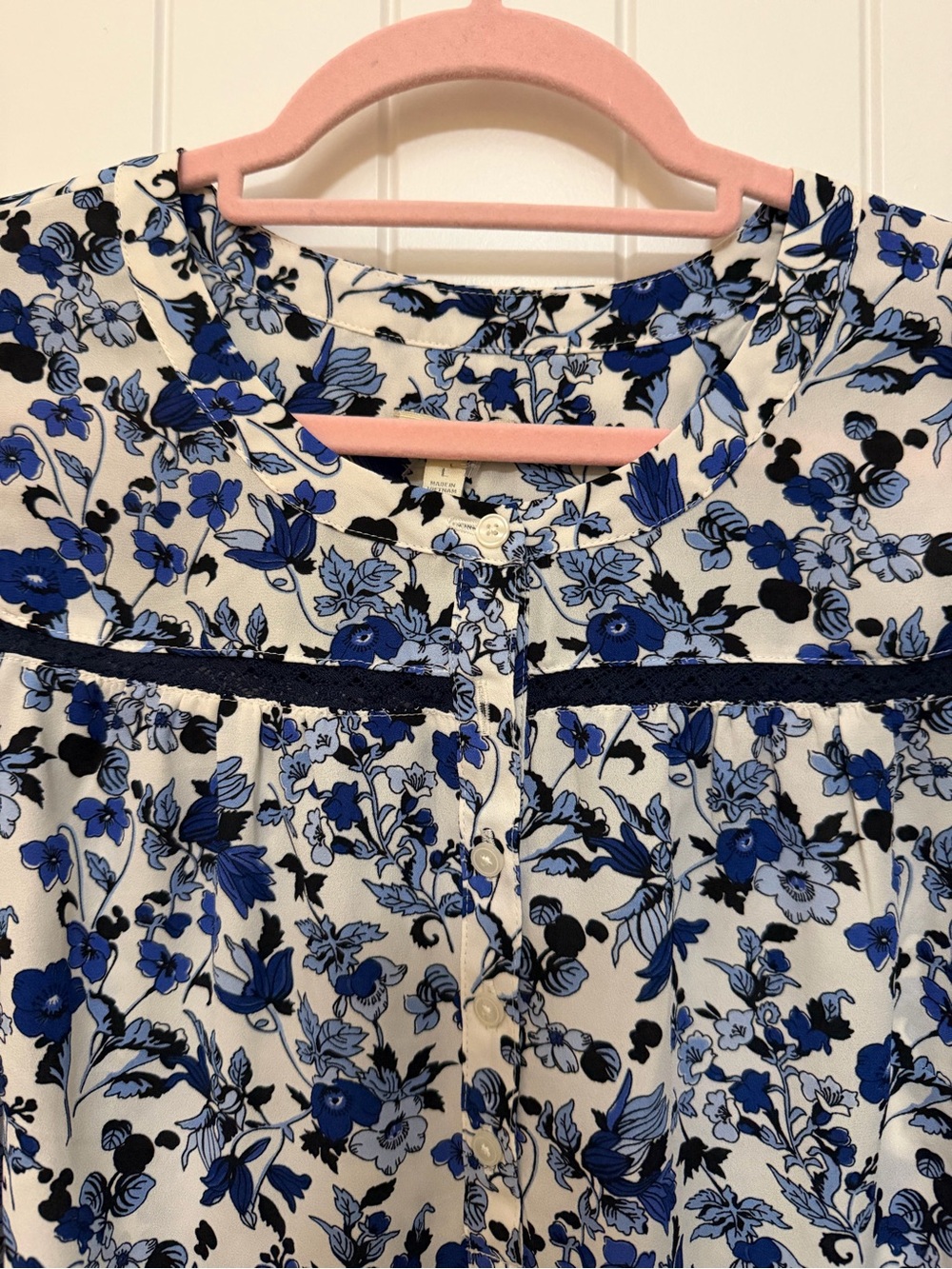 Talbots Blue and Cream Lace Embroidered Trim Floral Blouse Sz Large - Picture 4 of 17